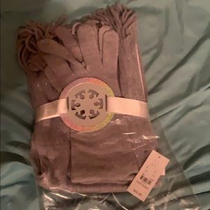 🚩NWT by NYC Scarf & Gloves Gray
Bundle 2 🚩 items = $15 total